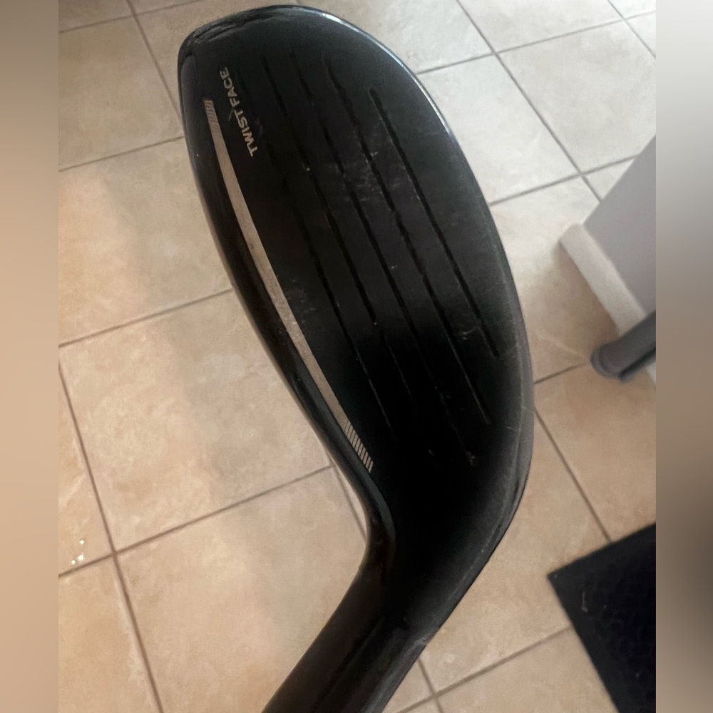 TaylorMade Stealth Club in Black and Red - Picture 2 of 5